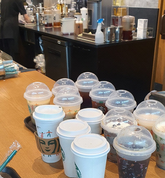 지난 9월 28일 서울의 한 스타벅스 매장 픽업대에 음료가 담긴 리유저블컵들이 놓여있다. 리유저블컵을 받기 위해 오전에 사이렌오더로 주문한 뒤 오후가 지나서도 찾아가지 않은 제품들이다. <김수연 기자>